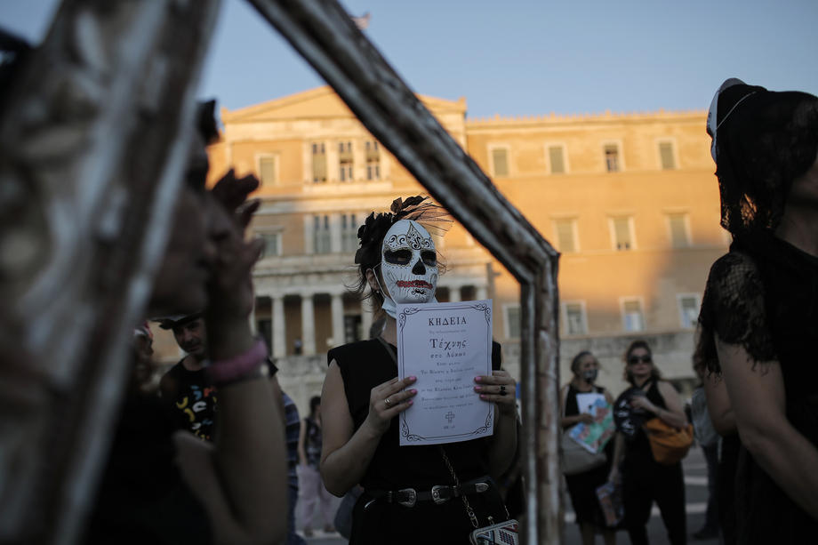Violențe la Atena. Poliția a folosit gaze lacrimogene împotriva protestatarilor