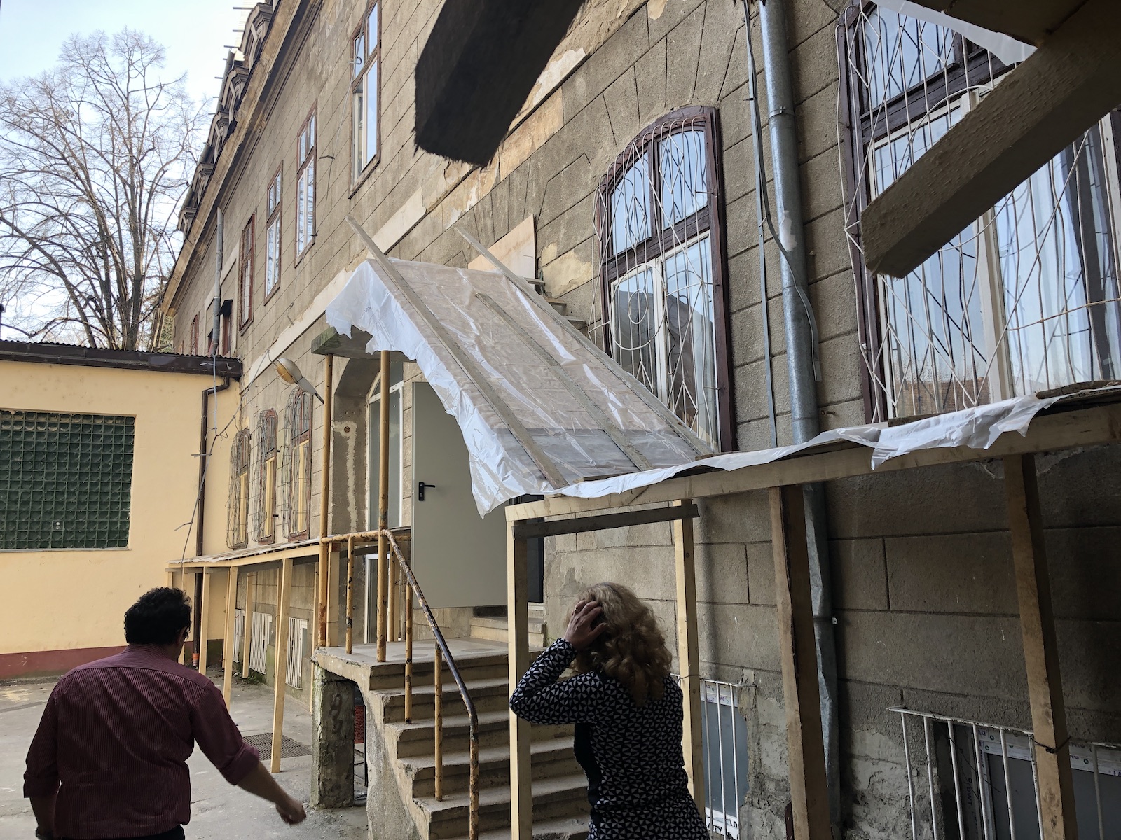 Peste 500 de elevi învață într-o școală fără acoperiș, în Timișoara. Clădirea distrusă de o furtună, în septembrie 2017, nu a fost reparată nici până acum!