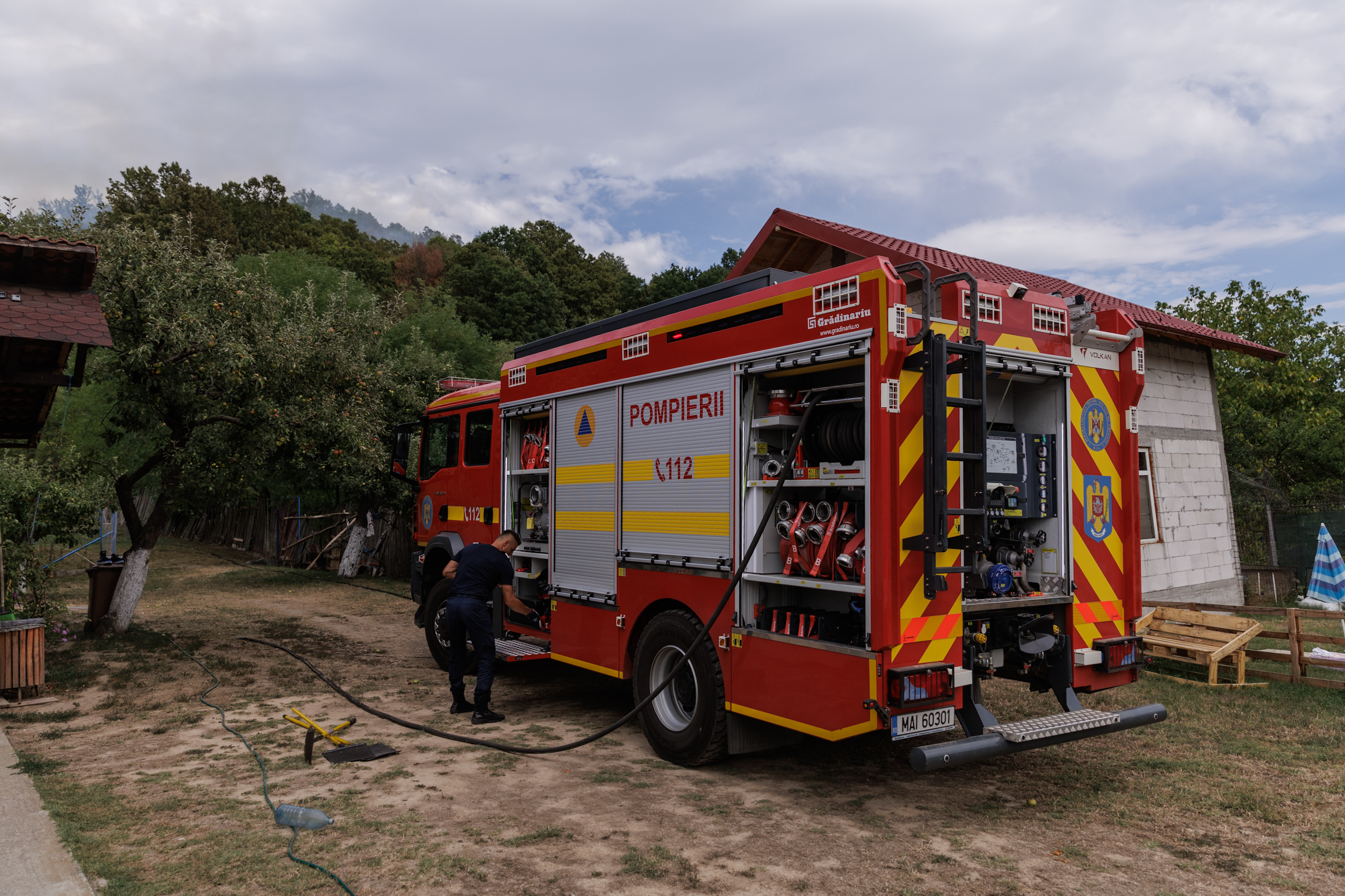 FOTOREPORTAJ Incendiu de vegetație la Drăganu, Argeș. Alături de pompieri, localnicii au sărit să ajute și ei, cu furtunuri, găleți și lopeți, în lupta cu focul care amenința casele