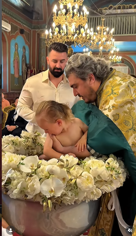 Imagini de la botezul lui Landon, fiul cel mic al lui Laurențiu Reghecampf și al Corinei Caciuc. Ceremonia a fost organizată într-un cadru restrâns
