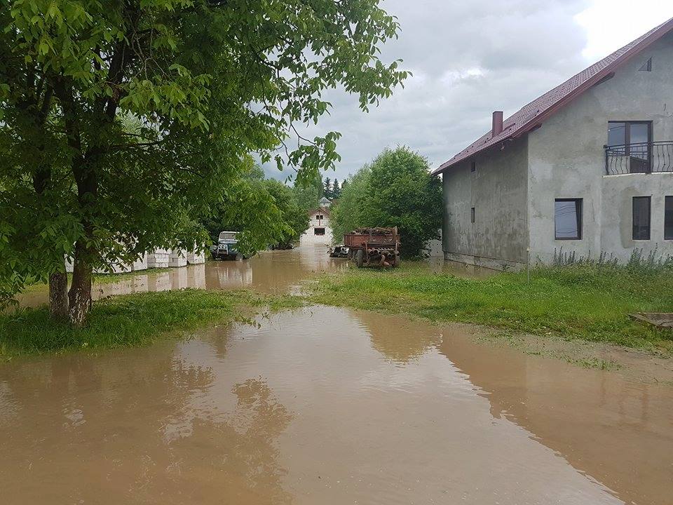 Inundații în Sighetu Marmației. Zeci de persoane, evacuate din calea apei