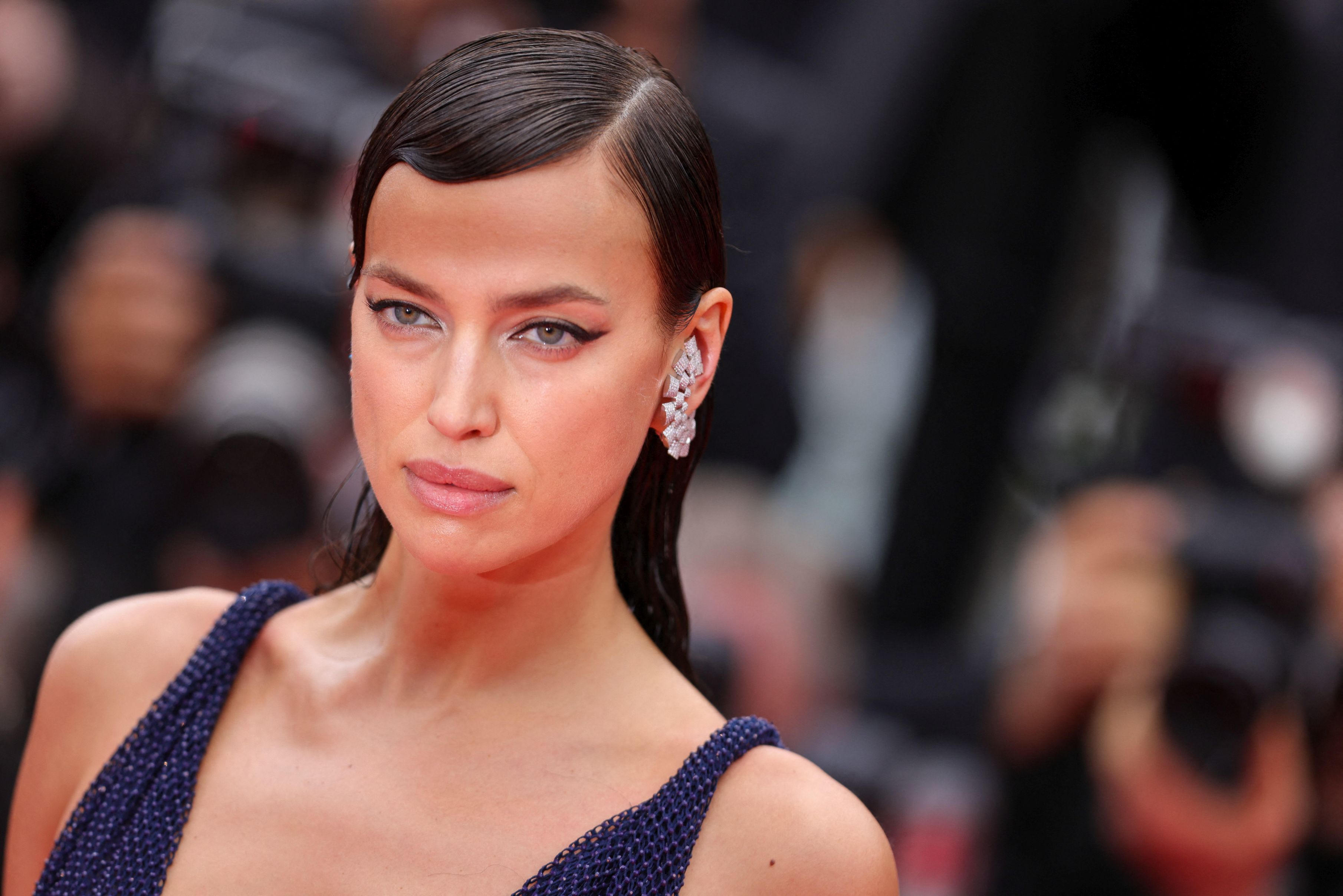 FOTO. Fosta iubită a lui Cristiano Ronaldo și a actorului Bradley Cooper, apariție de senzație la Cannes. Fotomodelul rus Irina Shayk a impresionat pe covorul roșu