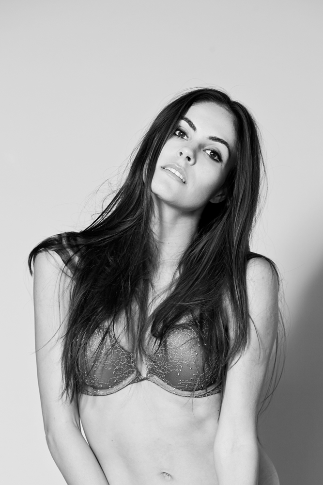 Elena Ghenoiu, fosta dansatoarea a artiștilor din România, joacă alături de actorul Jamie Dornan din ”Fifty Shades of Grey”