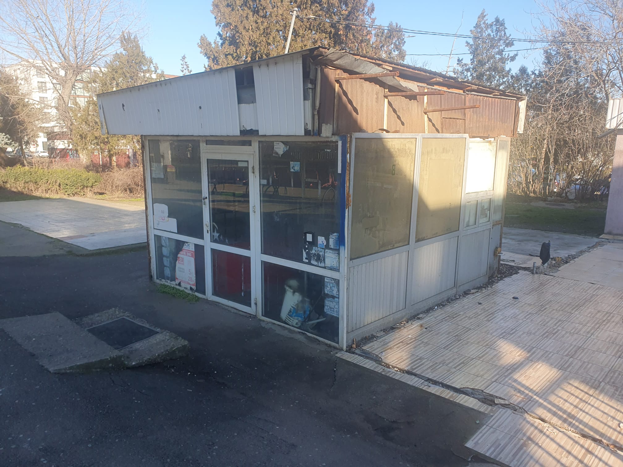 Gara de Vest din Ploiești a ajuns un decor de film horror: gropi, fisuri, mizerie, apă lipsă. Lucrări pentru modernizare de 4 milioane euro, neîncepute
