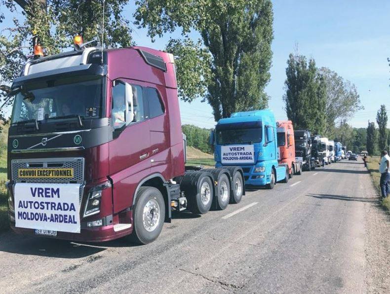 FOTO | Protest pentru construirea unei autostrăzi între Ardeal și Moldova. Lumea a ieșit în stradă cu motociclete și camioane