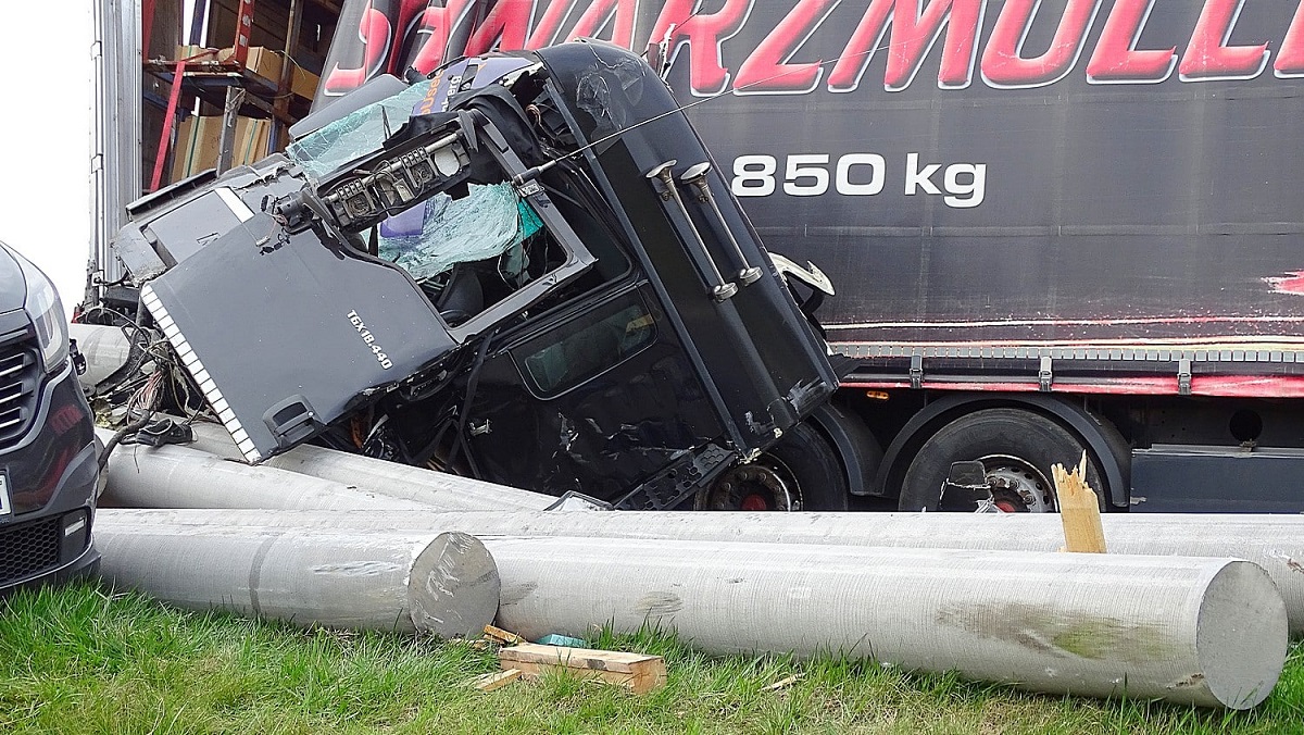 Șofer român de TIR ucis de stâlpii uriași de beton pe care-i transporta și care au smuls cabina de pe șasiu, pe o autostradă din Ungaria