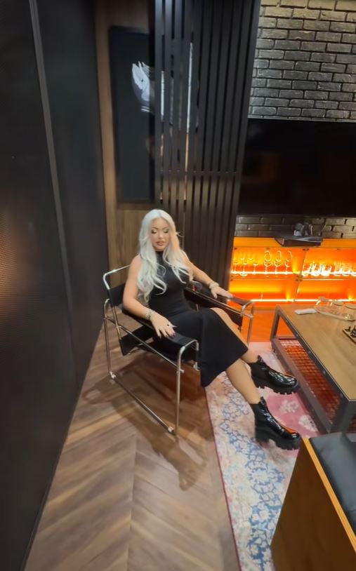 Imagini din noul apartament al Loredanei Chivu. A dat 2.900 de euro pe un frigider portocaliu