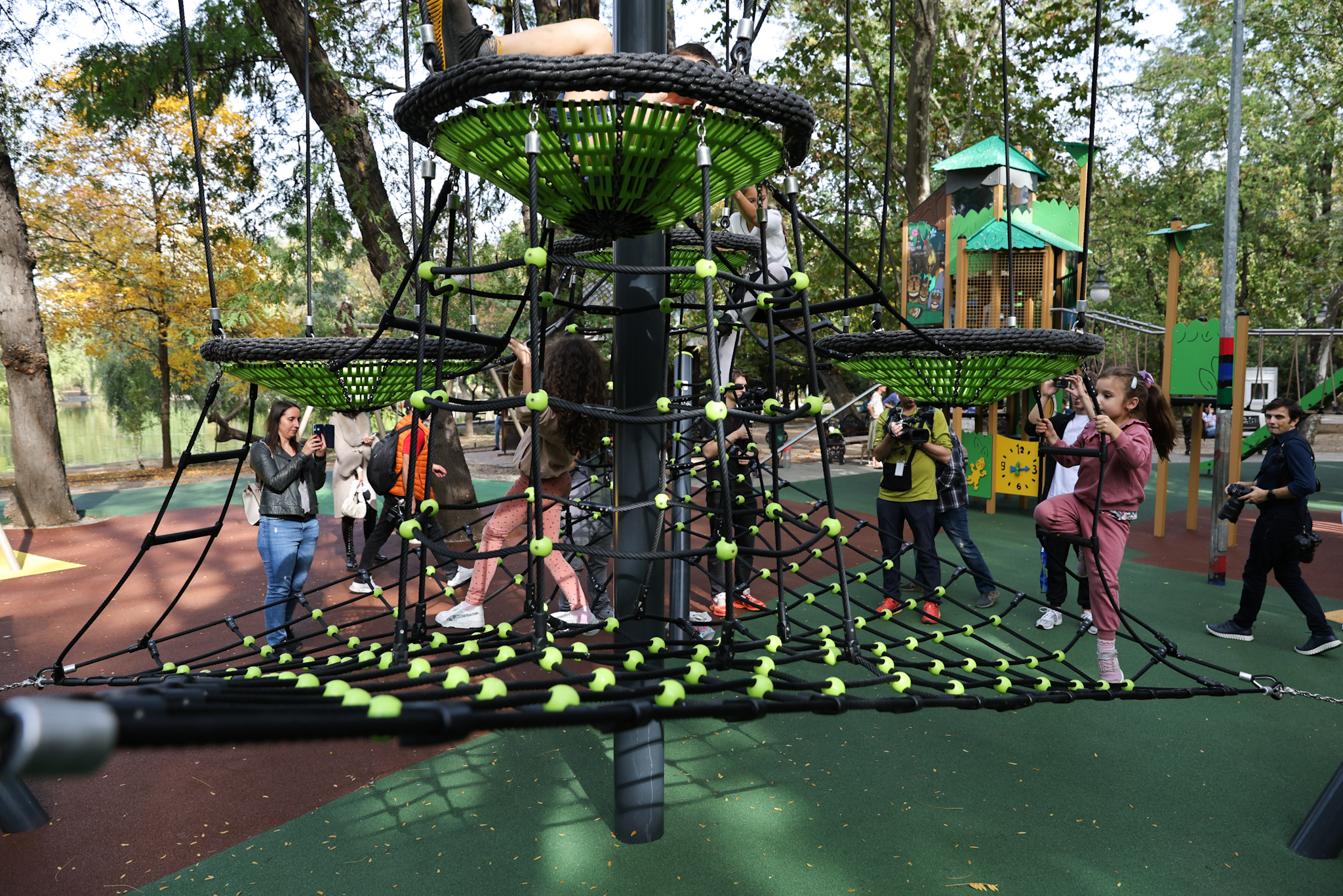 FOTO. Locurile de joacă pentru copii din Parcul Cișmigiu au fost modernizate. Noutatea: zonă specială pentru persoanele cu dizabilități