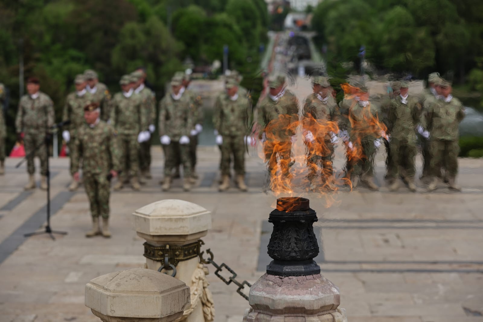 Ziua Forțelor Terestre 2025. Ilie Bolojan a vizitat fără Marcel Ciolacu expoziția de echipamente și tehnică militară din Parcul Carol | VIDEO