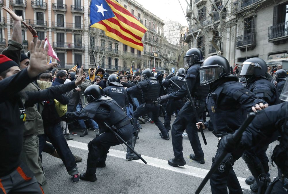 Proteste în Barcelona după arestarea lui Carles Puigdemont. Mii de persoane au ieşit în stradă