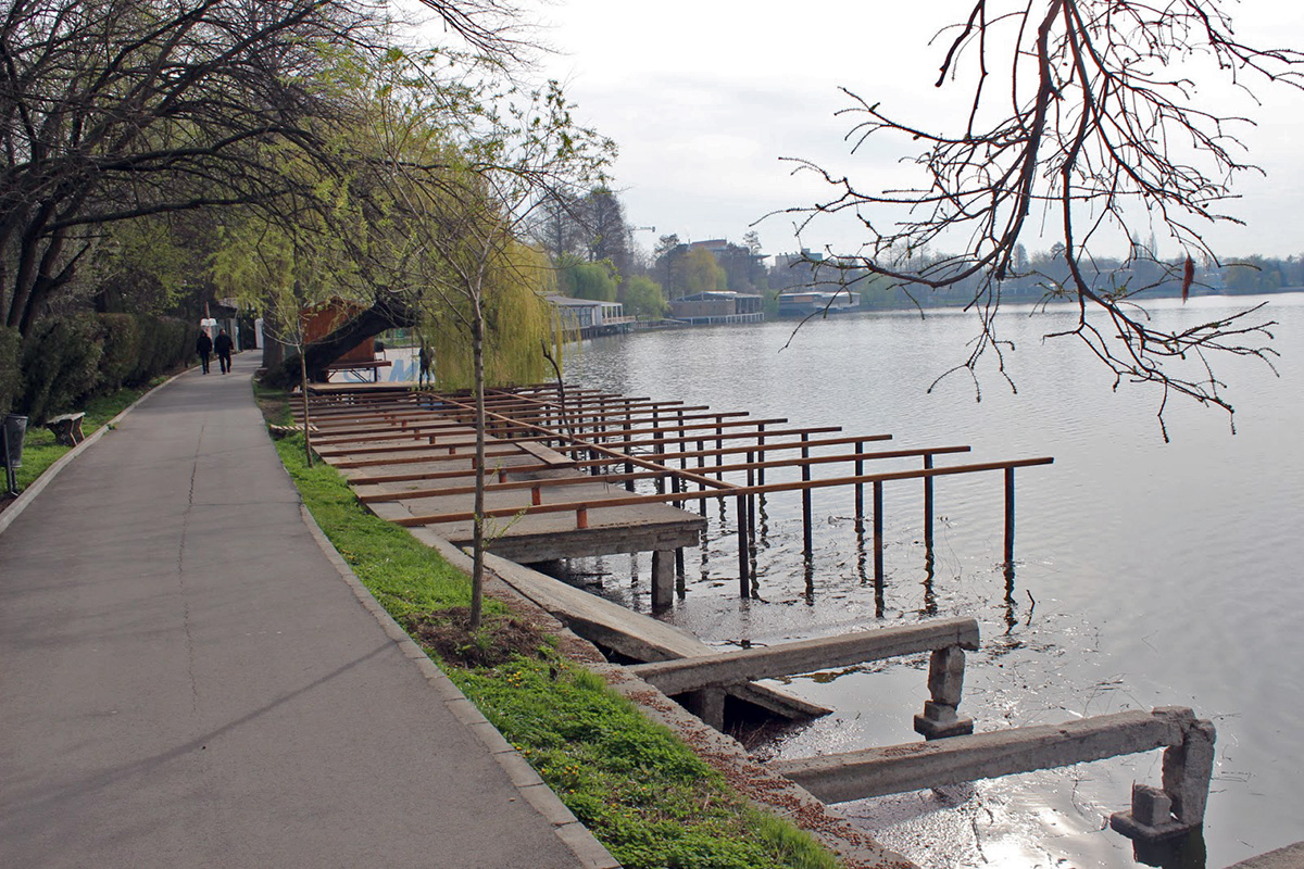 Bâlciul Herăstrău. Cel mai mare parc din București are 43 de cârciumi pe 110 hectare. În Paris, Bois de Boulogne se întinde pe 845 de hectare și are 2 cafenele şi 2 restaurante