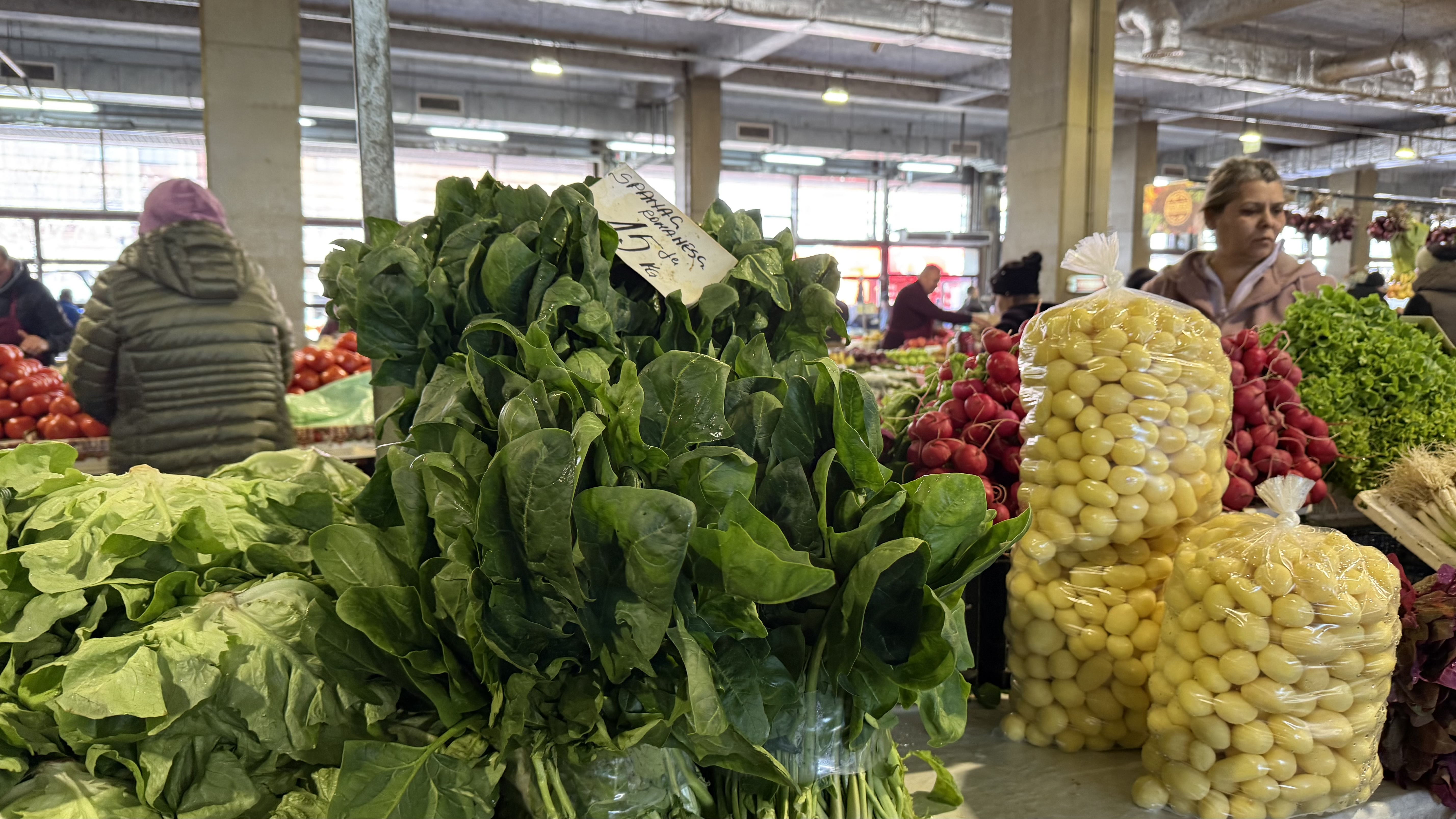 Urzicile au ajuns să bată carnea de vită: prețuri de lux în piețele din București pentru legumele de primăvară