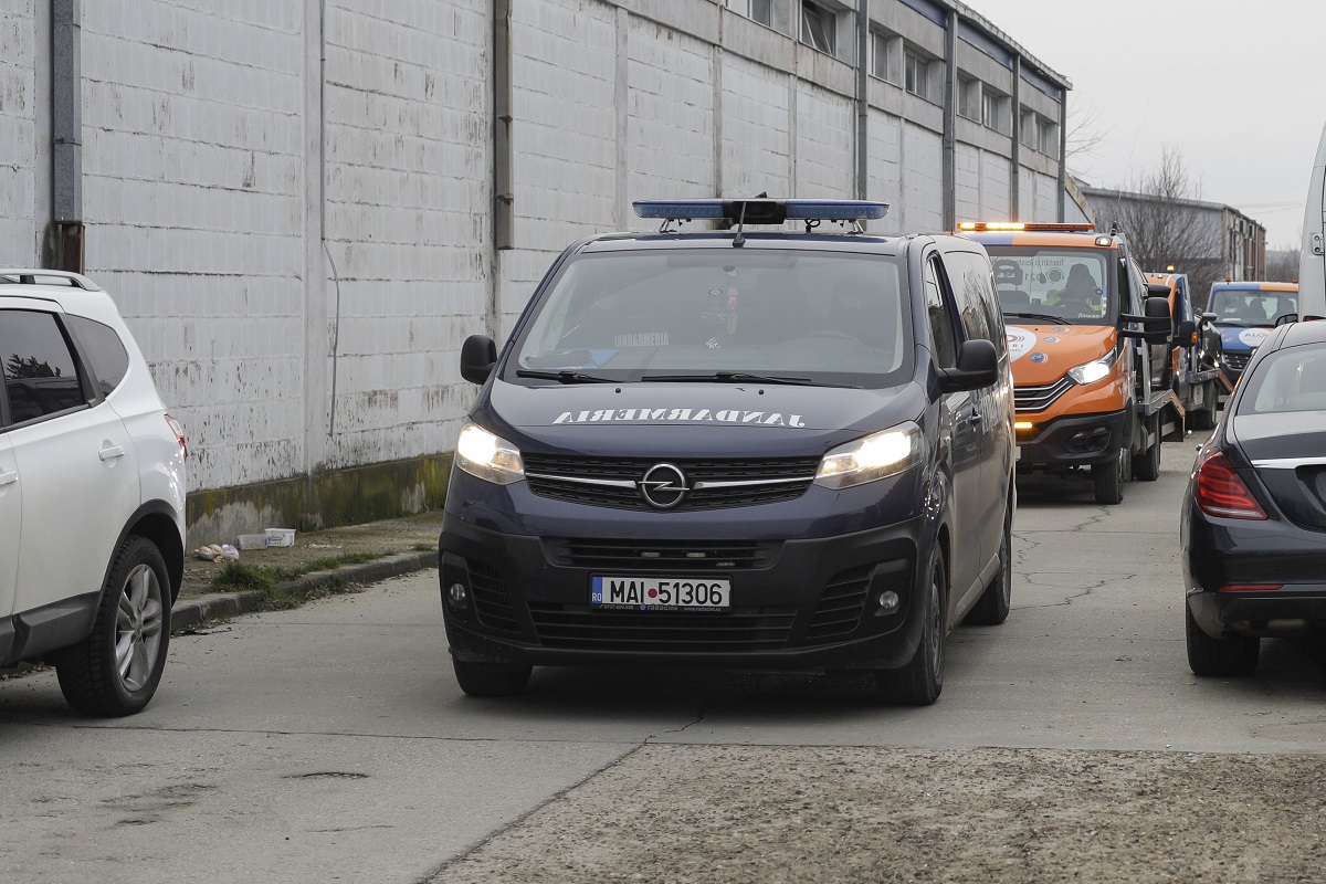 Mașinile de lux ale fraților Tate, ridicate de polițiști din curtea vilei, sâmbătă dimineață | FOTO