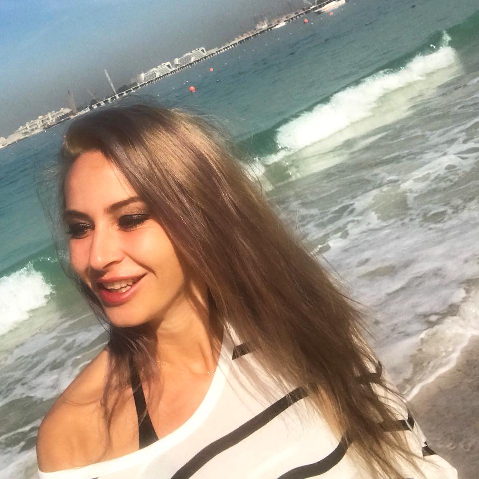 Crina Abrudan face furori în costum de baie. În ce ipostaze provocatoare s-a pozat | FOTO
