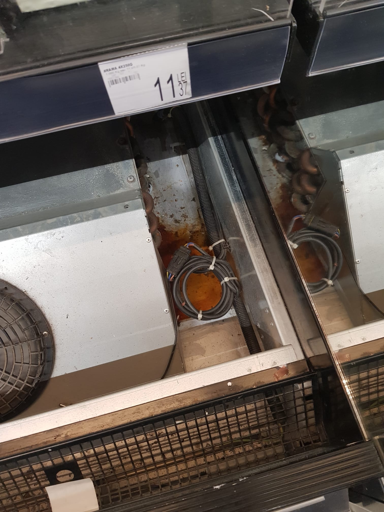 Sute de kilograme de alimente, oprite de la comercializare în două din cele mai populare stațiuni montane. Ce au descoperit inspectorii ANPC