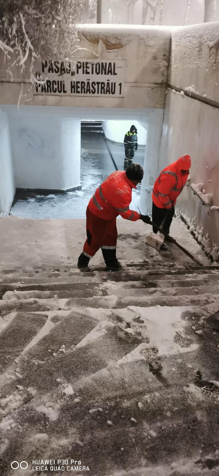 Ciprian Ciucu a ieșit la miezul nopții pe străzile din București. Dimineața, Primăria îi lăuda pe cetățeni că au deszăpezit orașul: „Primarul coordonează situația. Par mobilizați”