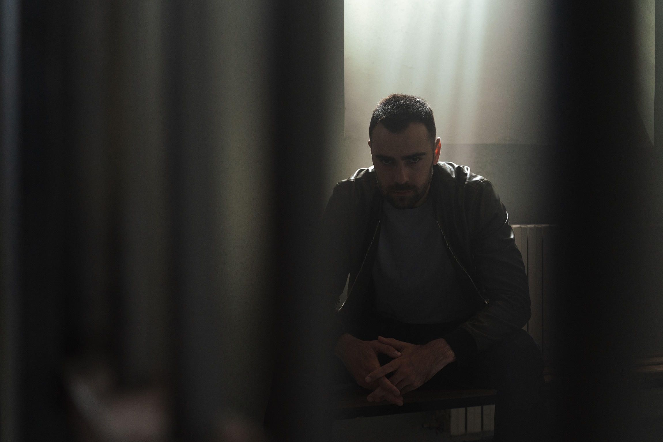 Ce se întâmplă în primul episod din „Clanul”. Theo Rose își face debutul în actorie, în serialul de la PRO TV regizat de iubitul ei, Anghel Damian
