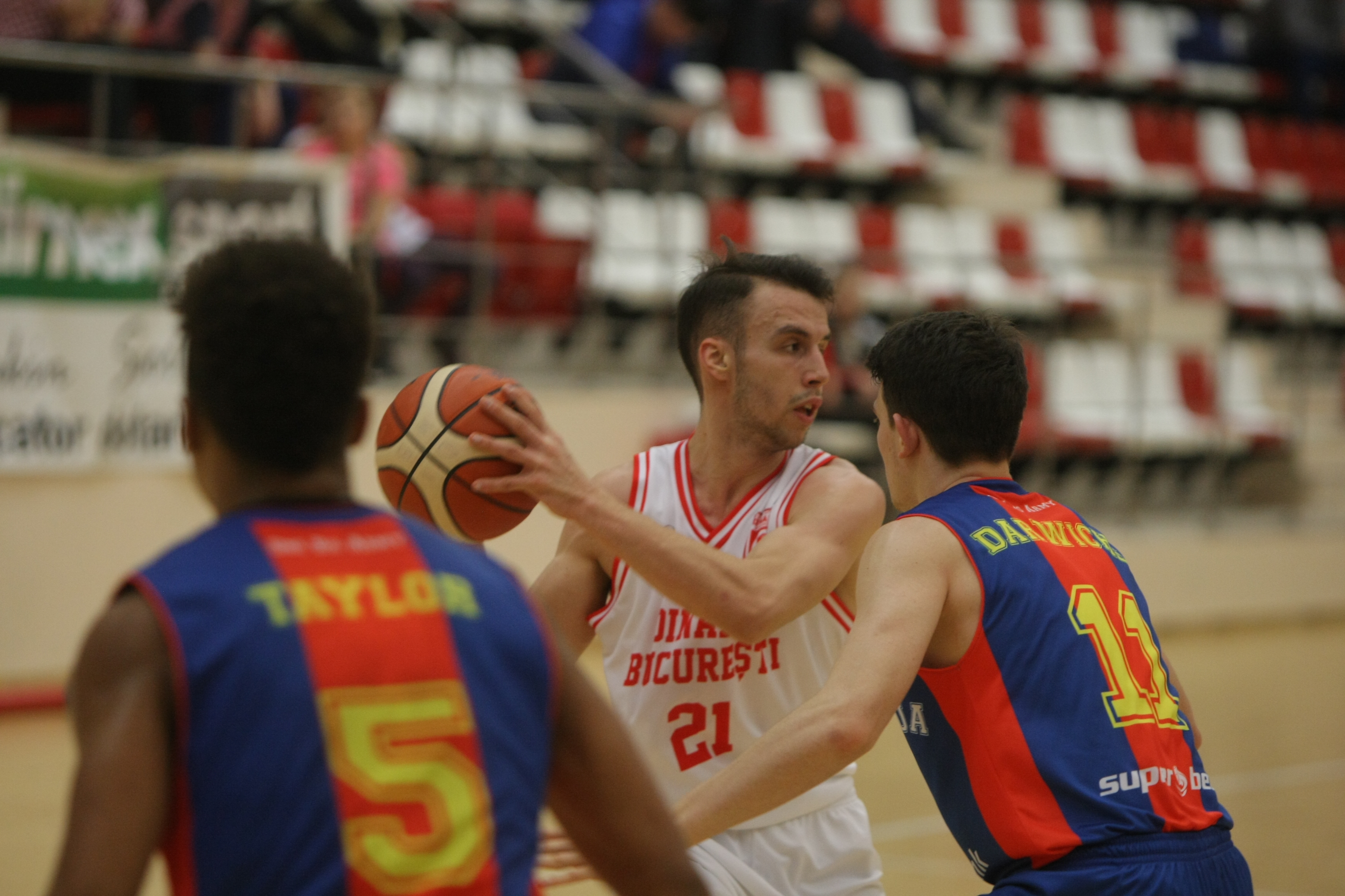 Liga Națională de baschet, etapa a 12-a. Campioana U-BT Cluj, victorie cu scandal la Pitești. Azi s-a jucat Dinamo - Steaua: înfrângere umilitoare pentru gazde | GALERIE FOTO