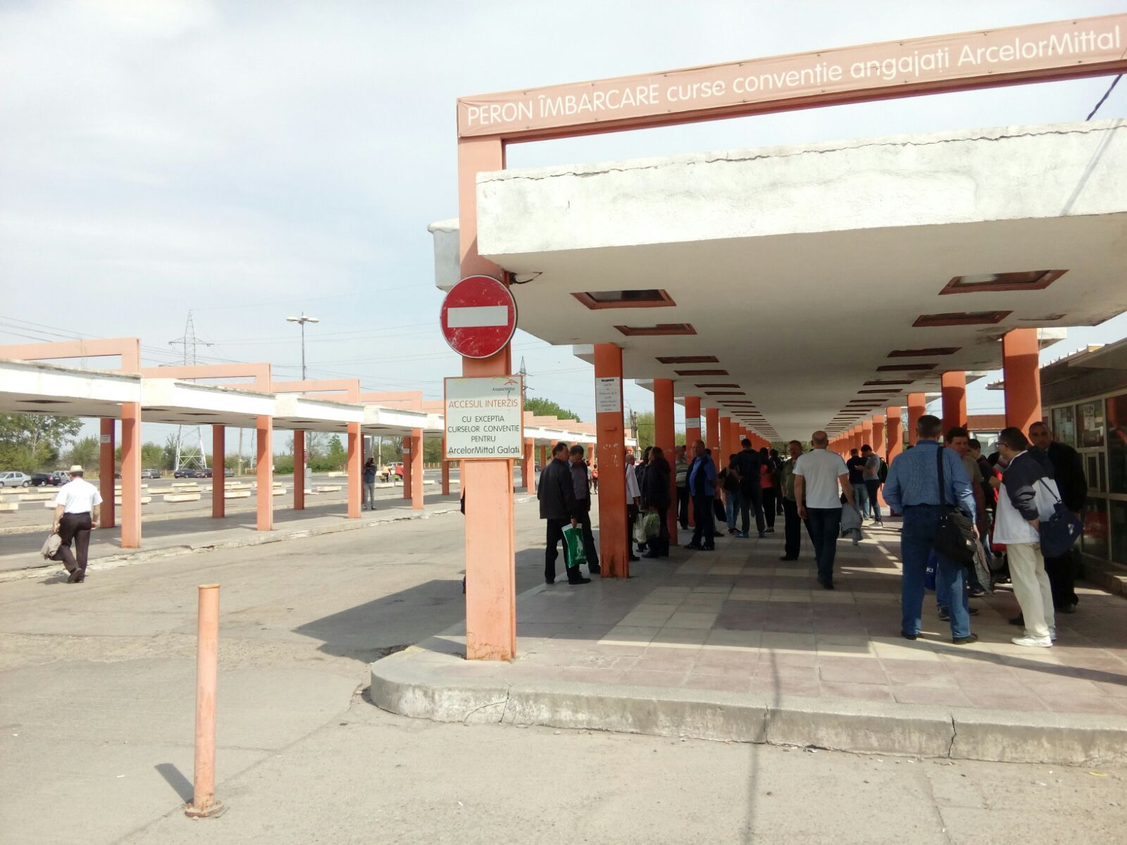 REPORTAJ/ Angajaţii ArcelorMittal Galaţi, între îngrijorare și speranță, înaintea vânzării. "Un şef spunea că cine ţine un ciorap găurit? Cine l-a găurit, nu tot ei?"