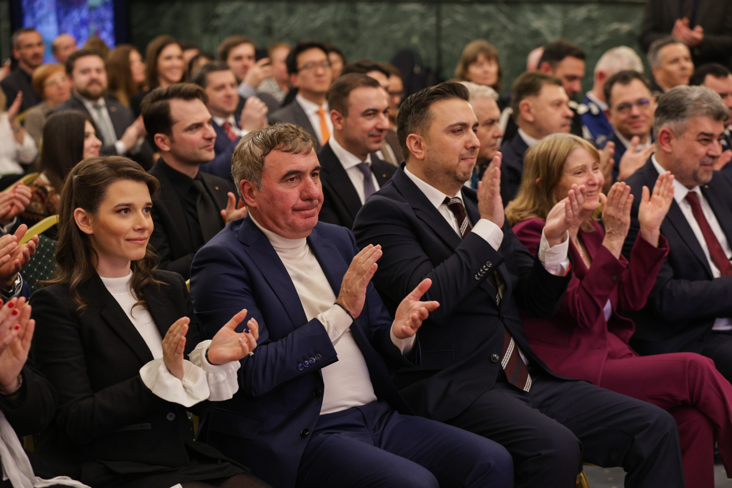 Românii pot călători în SUA fără vize din 31 martie. Decizia, oficializată de Marcel Ciolacu, ambasadoarea SUA și Hagi: „Un moment istoric”
