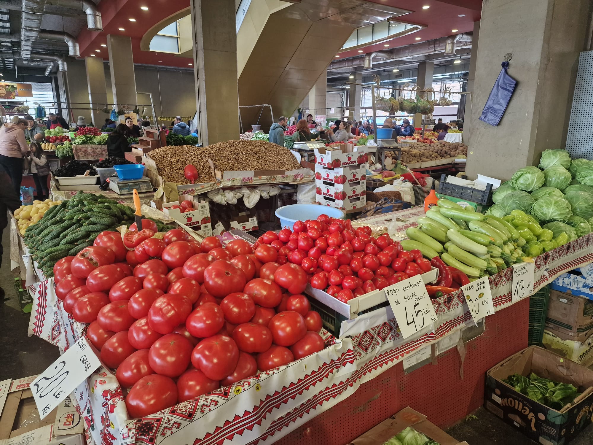 FOTO. Cât costă roșia românească în Piața Obor: bate prețul kilogramului de miel, dar există și o alternativă