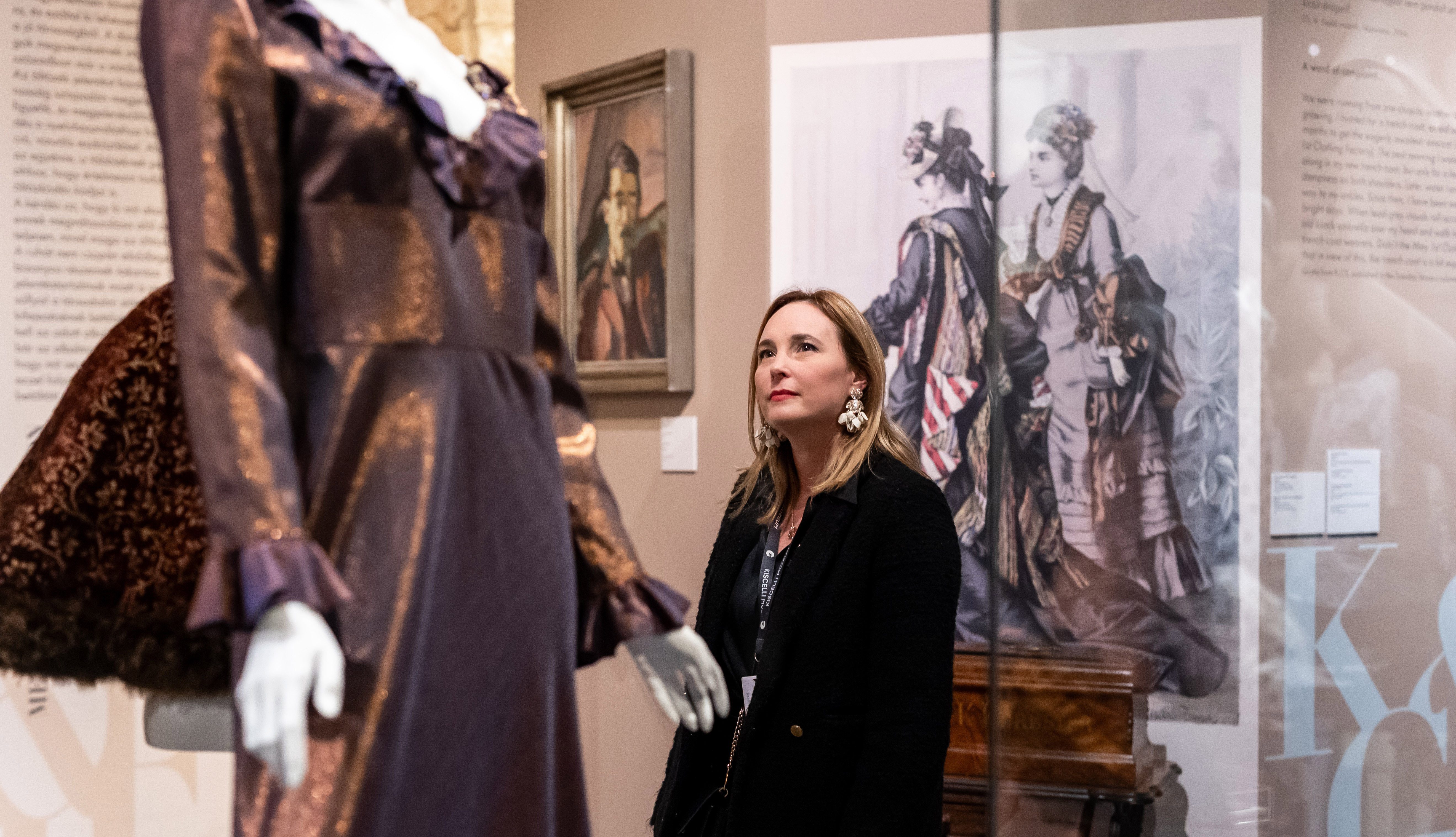 Dr Szatmári Judit a Divat és város kiállítás kurátora