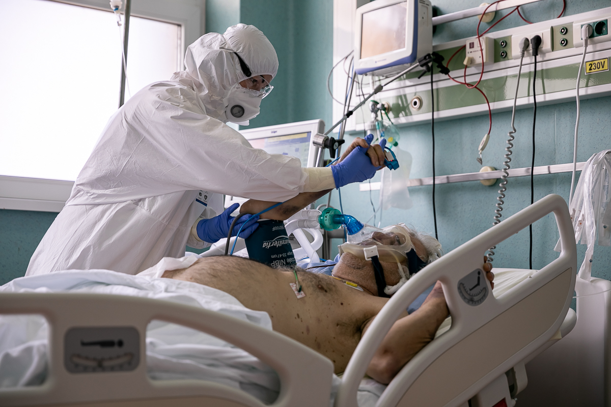 Reportaj în miezul coșmarului COVID. Medicii din ATI Oradea fac un apel disperat la compatrioții lor: „Parcă suntem două lumi”