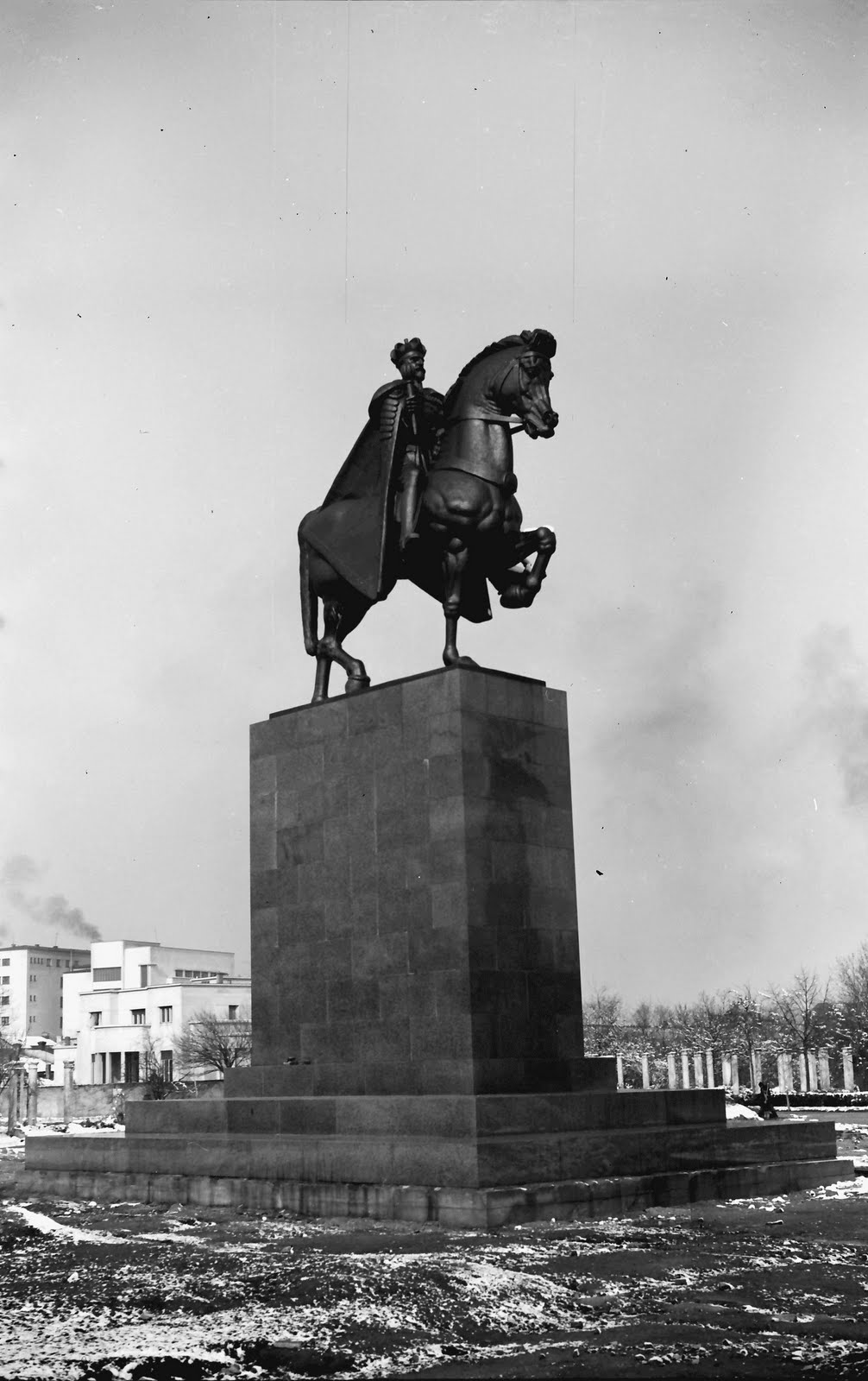 EXCLUSIV. Ferdinand I, pe un cal sperios, reapare victorios. Replica unei statui demolate de comuniști va fi reamplasată în Piața Victoriei / FOTO