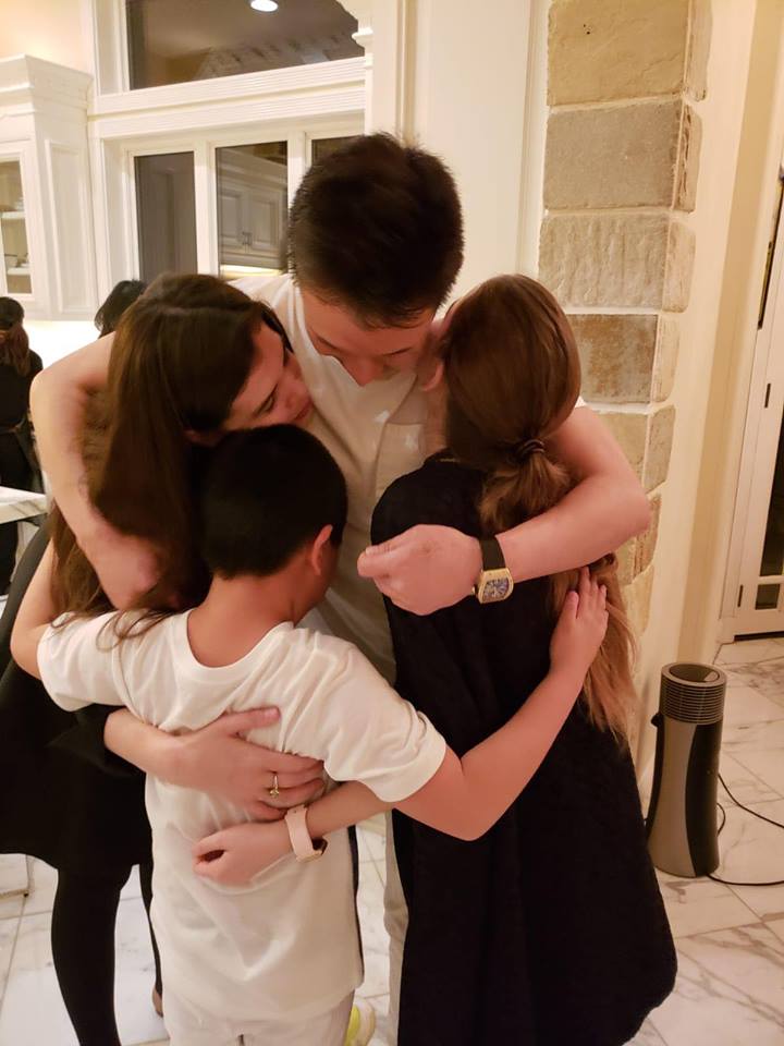 Ce fericită e Monica Gabor cu familia ei din America. Imagini nemaivăzute cu fiica ei bilogică și fiul vitreg | FOTO