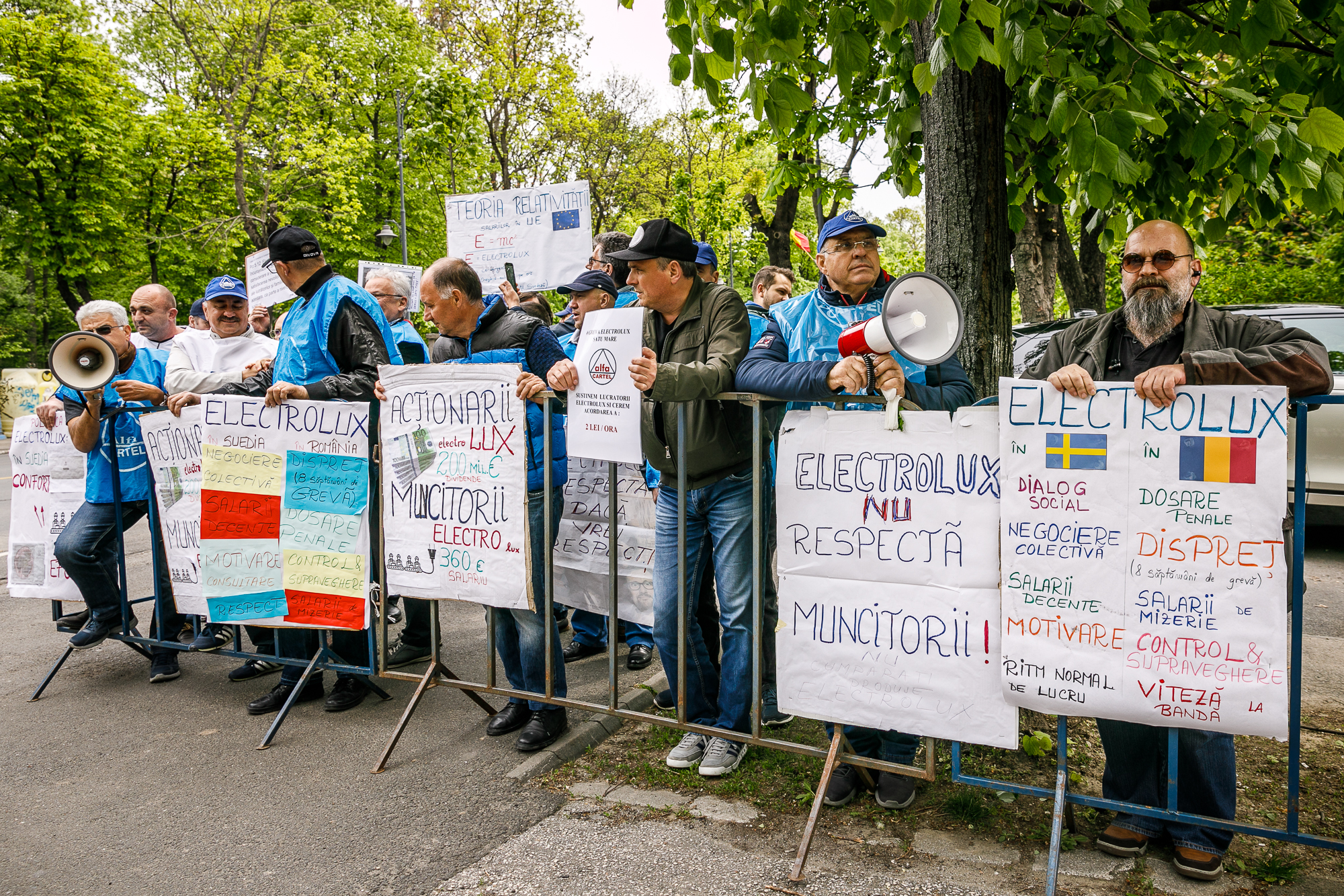 FOTOREPORTAJ | Portret de țară. Oamenii care au bătut țara pentru 2 lei pe oră în plus la salariu, în 20 de imagini. „Vestele albastre” de la Satu Mare au venit la București!