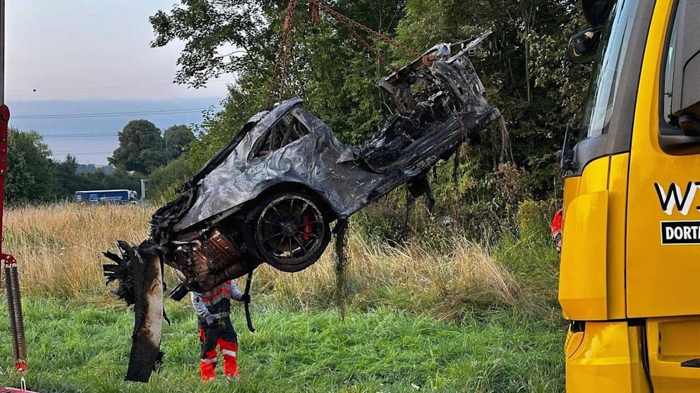 Un bărbat și fiul său au murit carbonizați, după ce mașina lor a fost aruncată la 250 de metri de șosea. Cei doi participau la o cursă ilegală