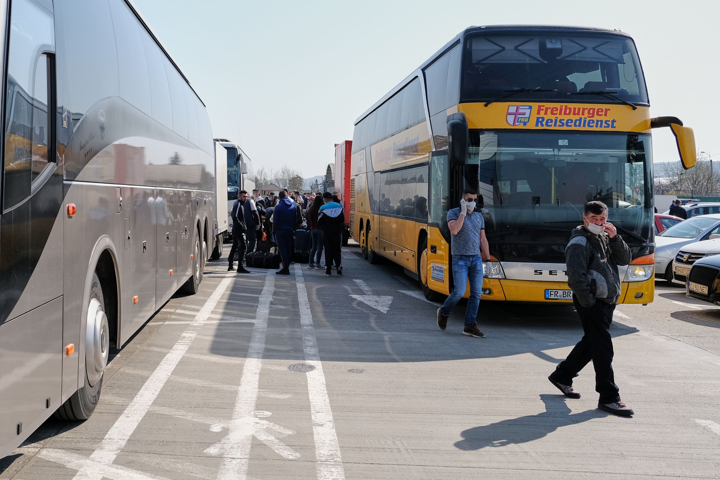 Imaginile zilei | Aglomerație pe aeroportul din Cluj: aproximativ 1.800 de oameni, înghesuiți în parcare. 12 curse decolează astăzi spre Germania