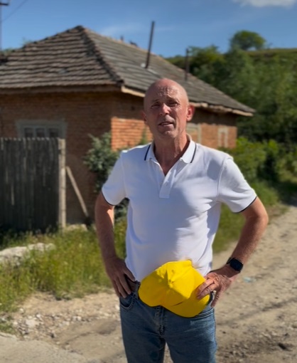 Ipostază rară cu Mugur Mihăescu în satul natal. Ce a descoperit la Sadova: „Vă arăt copilăria mea, unde a fost casa lui Leana”
