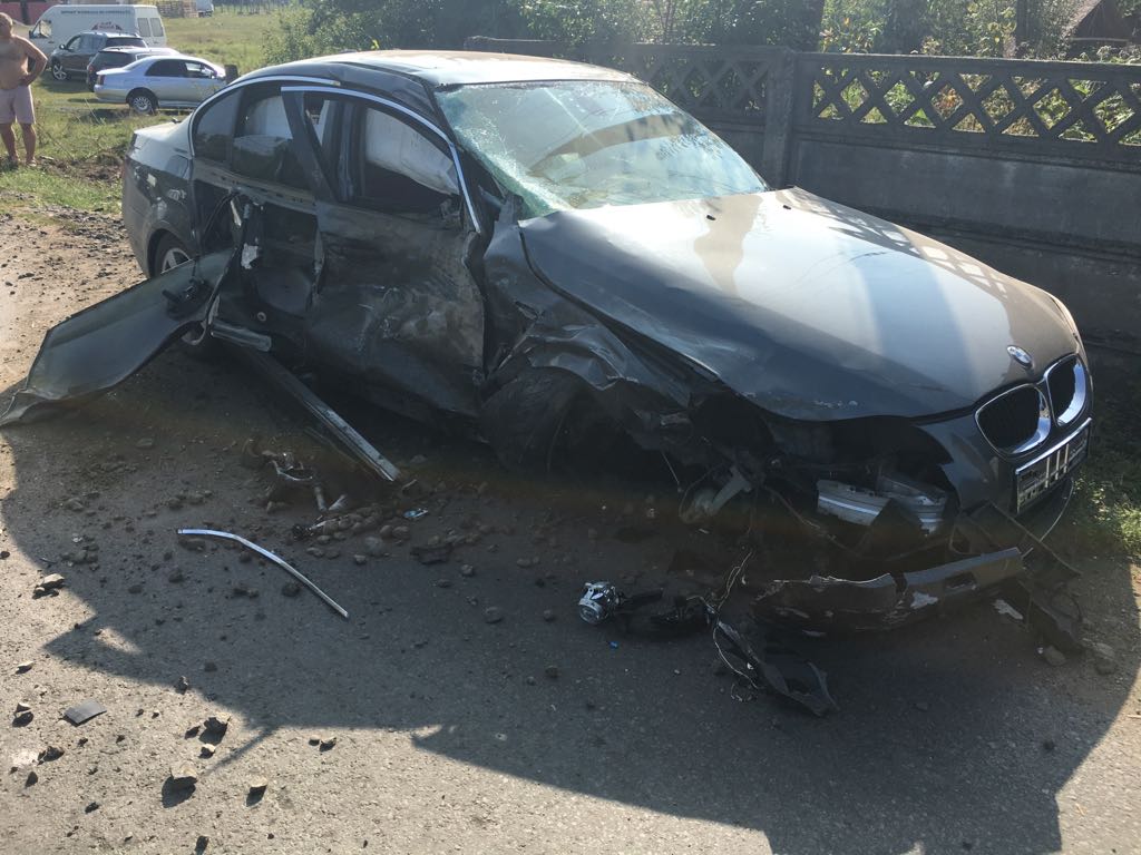 Șase persoane, rănite într-un accident grav la ieșire din Reghin. O gravidă, printre victime