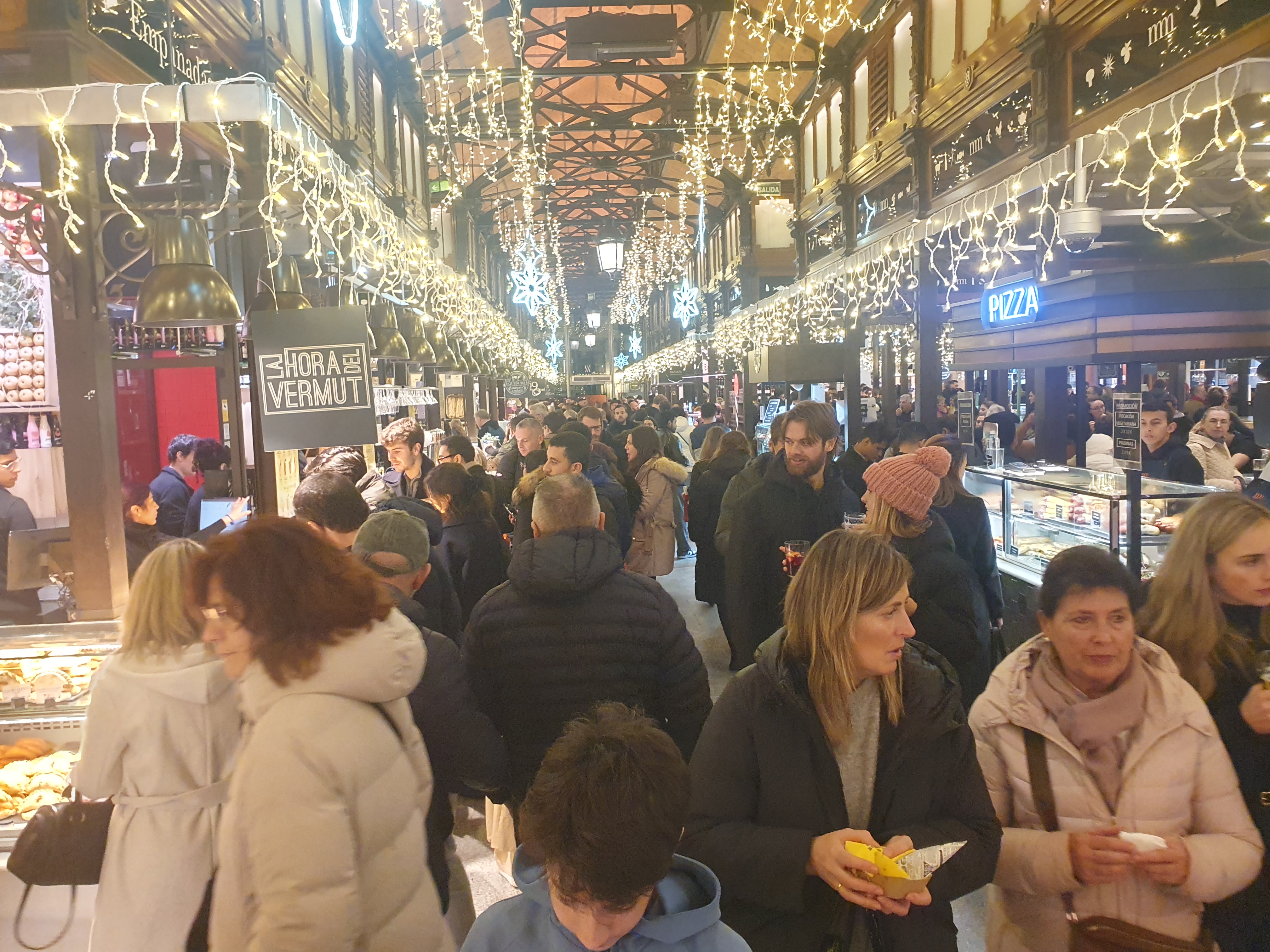 Sărbătorile de iarnă la Madrid. Explozia culinară din capitala Spaniei. Cât costă o porție de fructe de mare sau un pahar de vin în Mercado de San Miguel