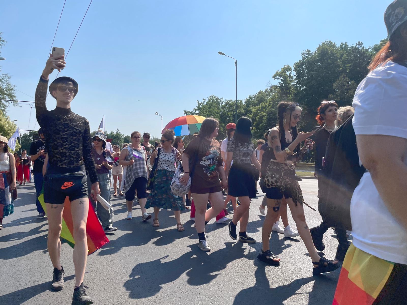 Sute de participanți la primul marș Pride din Timișoara. „Trăim într-o țară din UE care nu oferă nici o formă de recunoaștere cuplurilor de același gen”