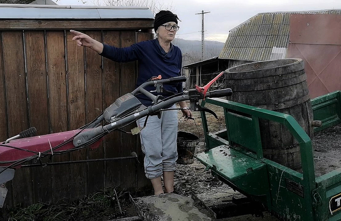 REPORTAJ. Cum s-a trezit un gospodar din judeţul Bacău cu trei ruşi în curtea casei: „Am scris cu dalta pe cruce Eroi Necunoscuţi”