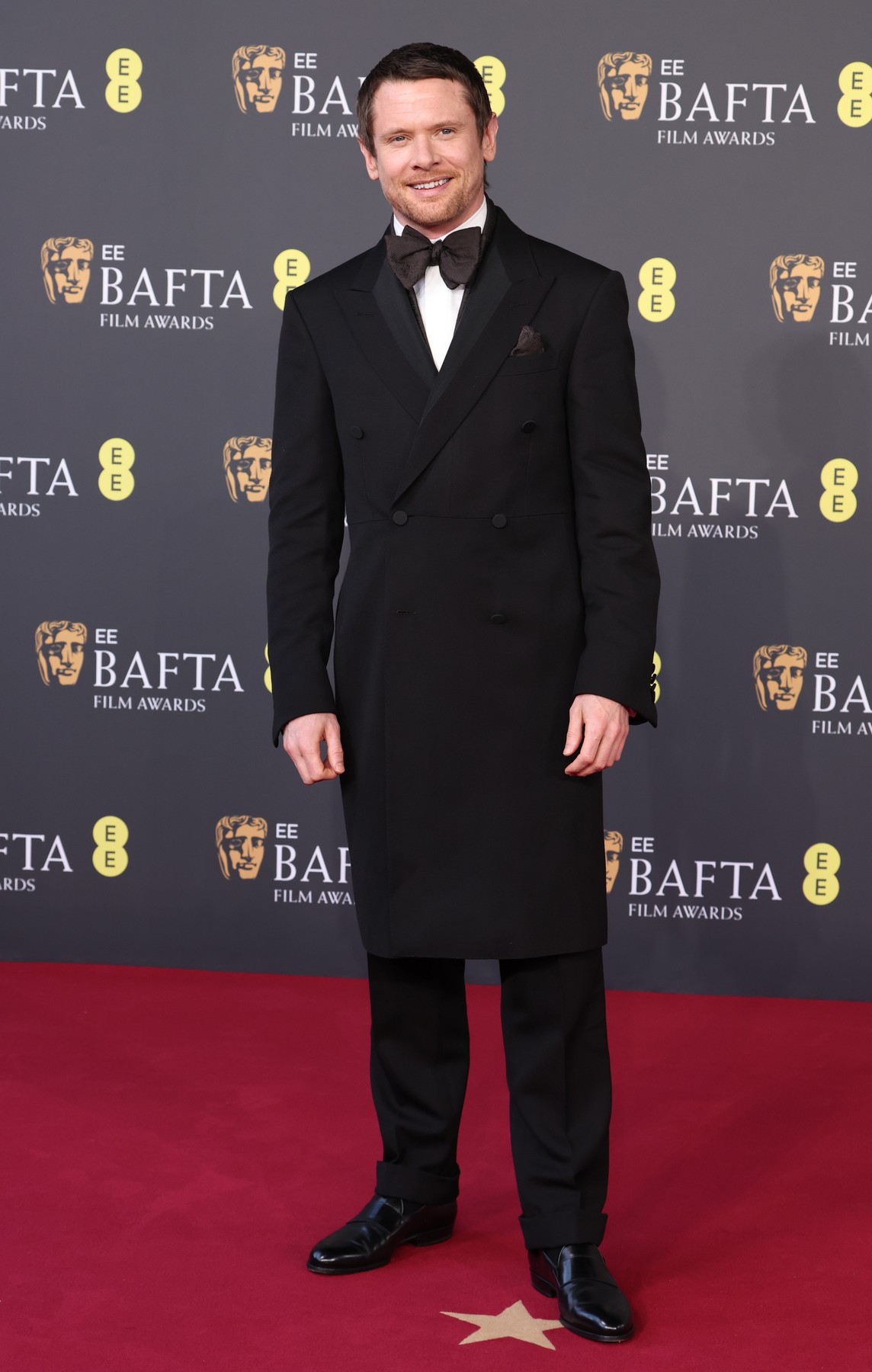 Topul celor mai prost îmbrăcate vedete la Premiile BAFTA 2026. Un actor a purtat un costum cu detalii ce imitau mătreața, iar o actriță a avut o rochie suport pentru pahare