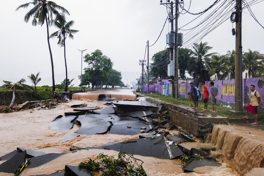 VIDEO | Inundații devastatoare în Indonezia și Timorul de Est. Peste 40 de persoane au murit înecate