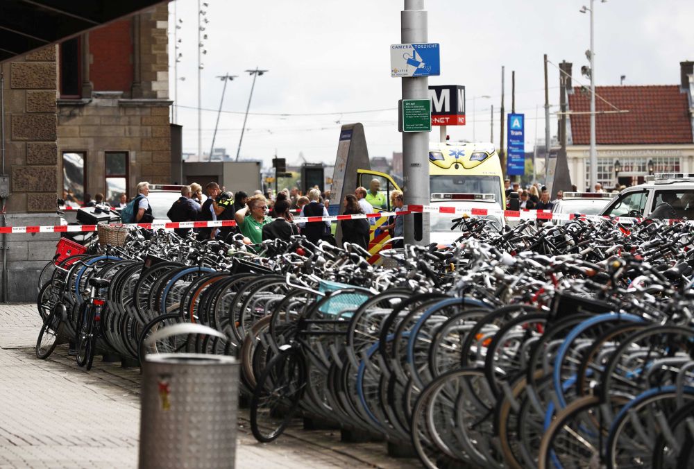 UPDATE / Atac cu cuțitul în Gara Centrală din Amsterdam. Răniții sunt americani, iar atacatorul este afgan. A fost un atac terosit