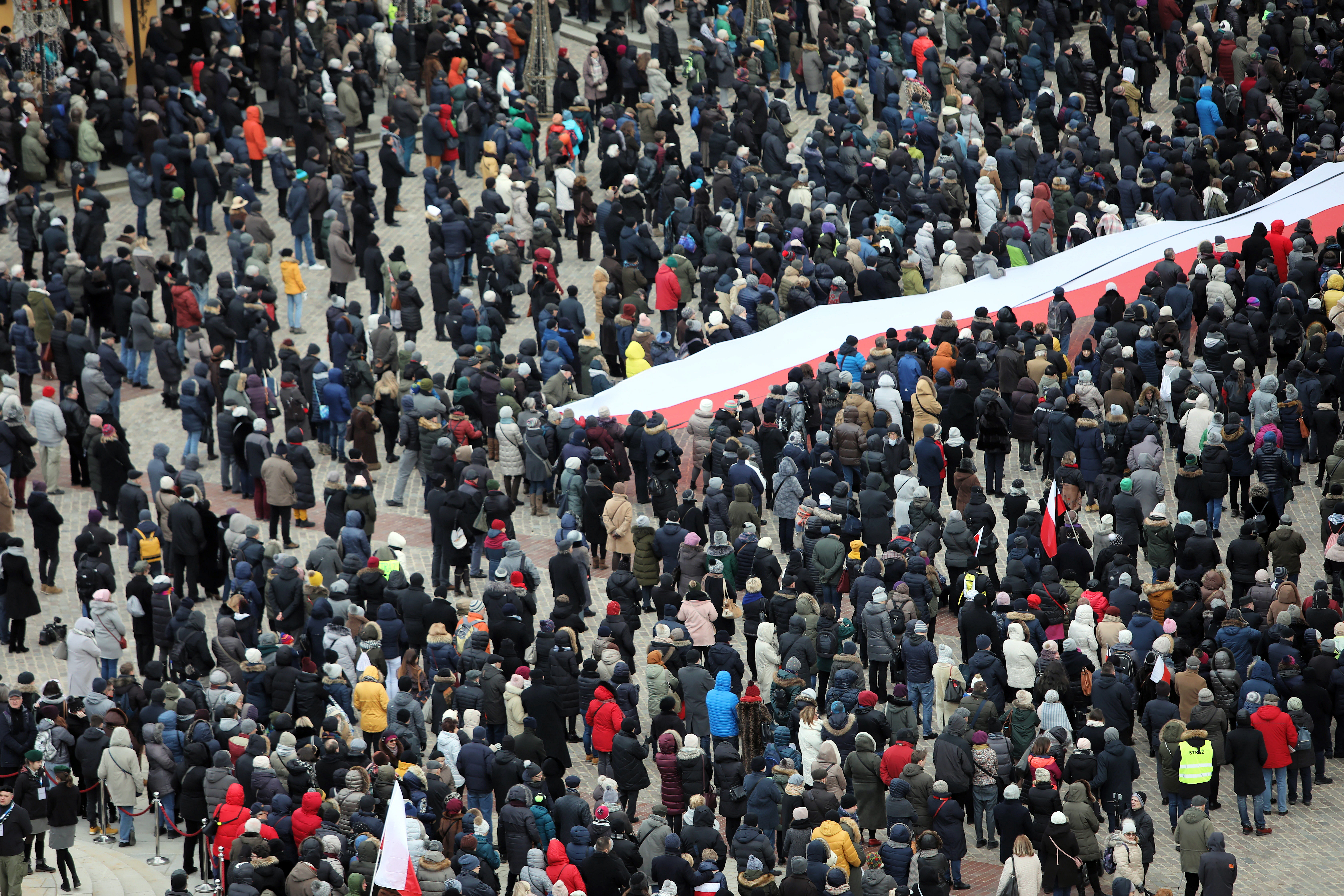 GALERIE FOTO: Zeci de mii de oameni l-au condus pe ultimul drum pe primarul din Gdansk, înjunghiat pe scenă, în timpul unui eveniment