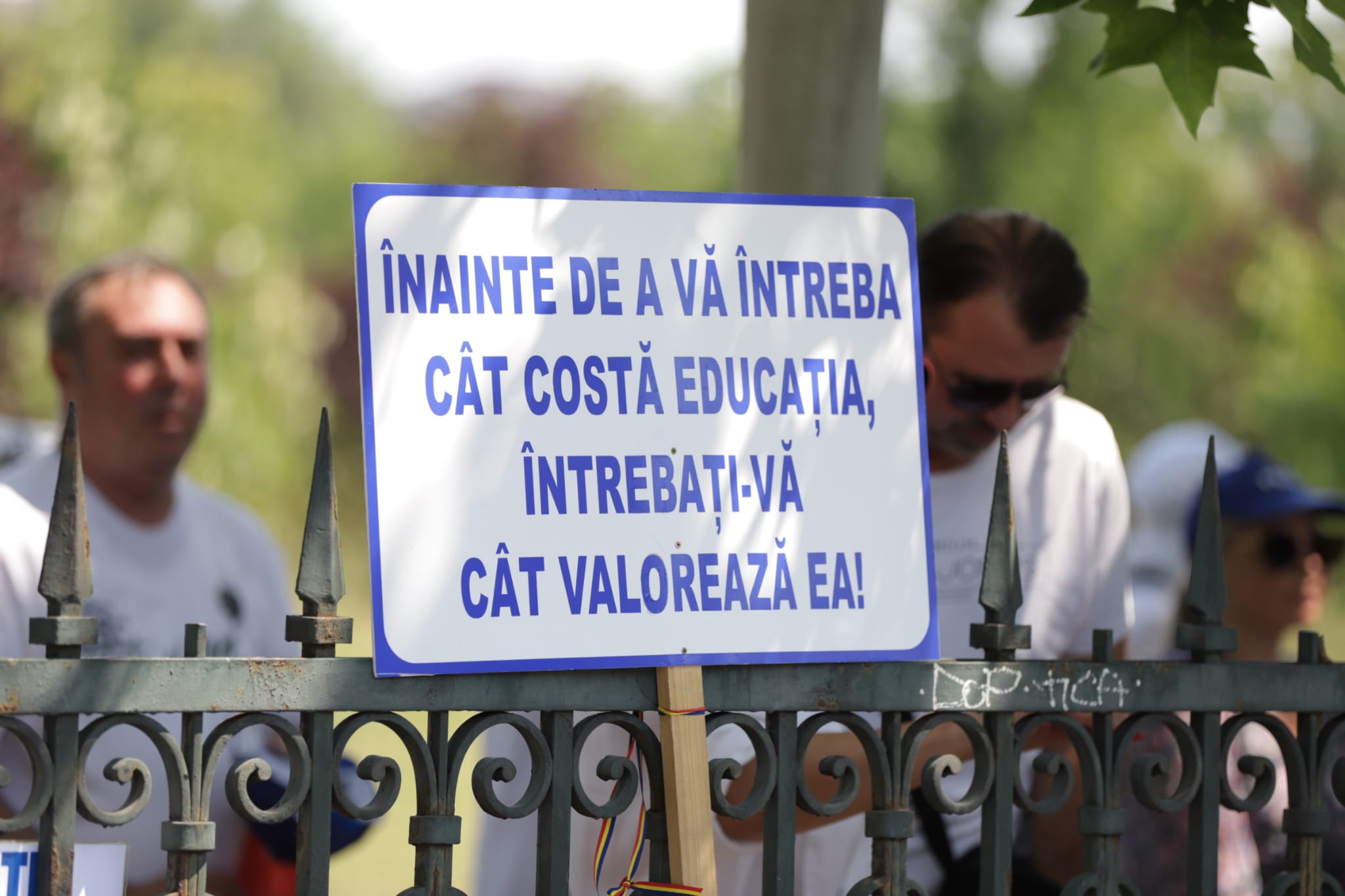 Profesorii și angajații din Sănătate protestează în fața Parlamentului chiar în ziua când Guvernul Bolojan își asumă măsurile de austeritate