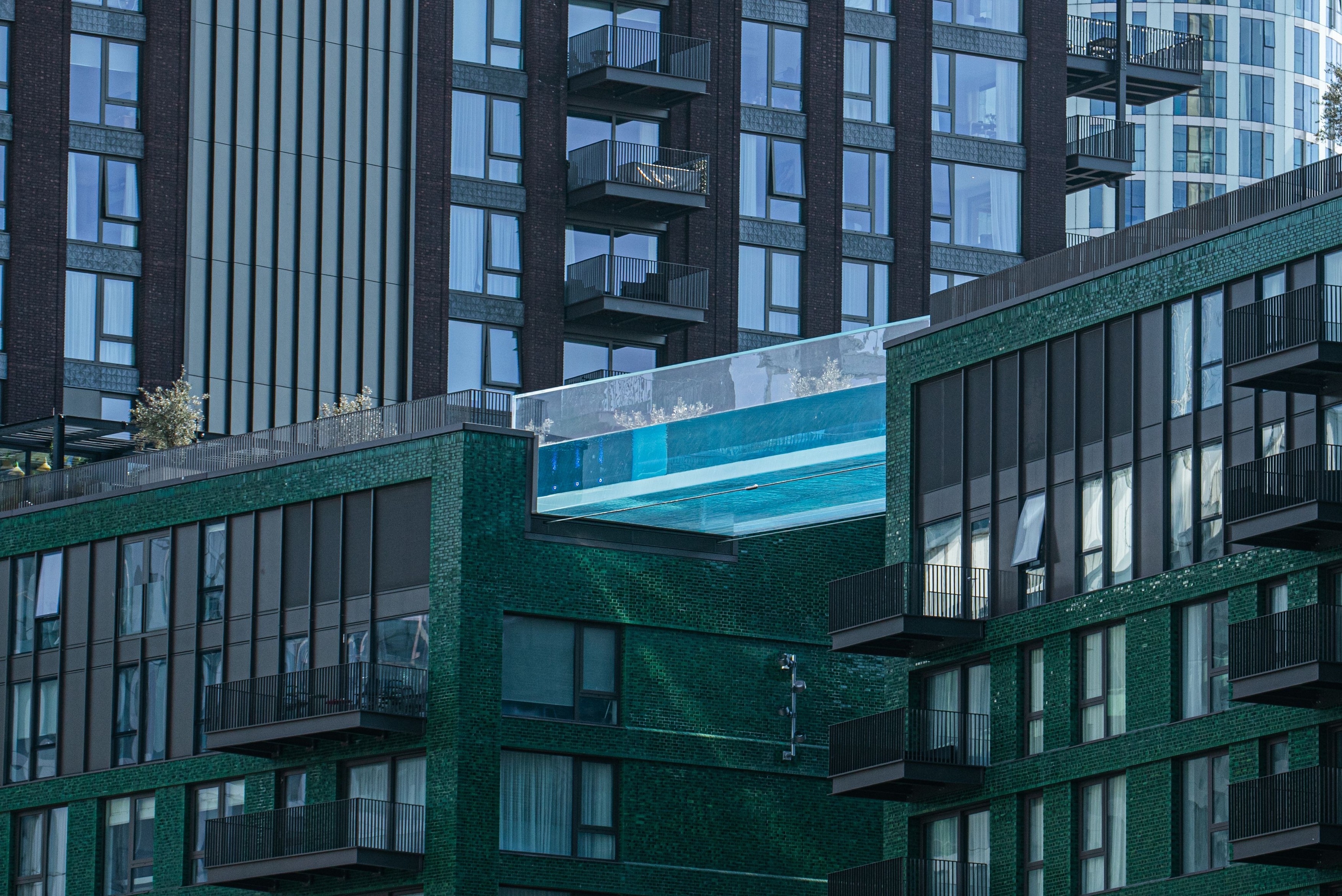 Cum arată piscina unicat din Londra, construită la 35 m înălțime, între două blocuri