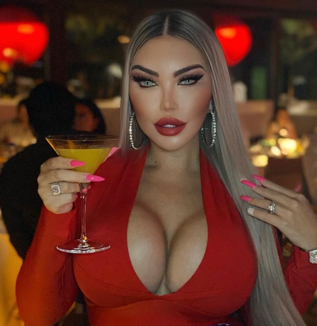 Cine e Jessica Alves de la „Chefi la cuțite”. A cheltuit peste 700.000 de lire sterline pe operațiile estetice pentru a se transforma din bărbat în femeie