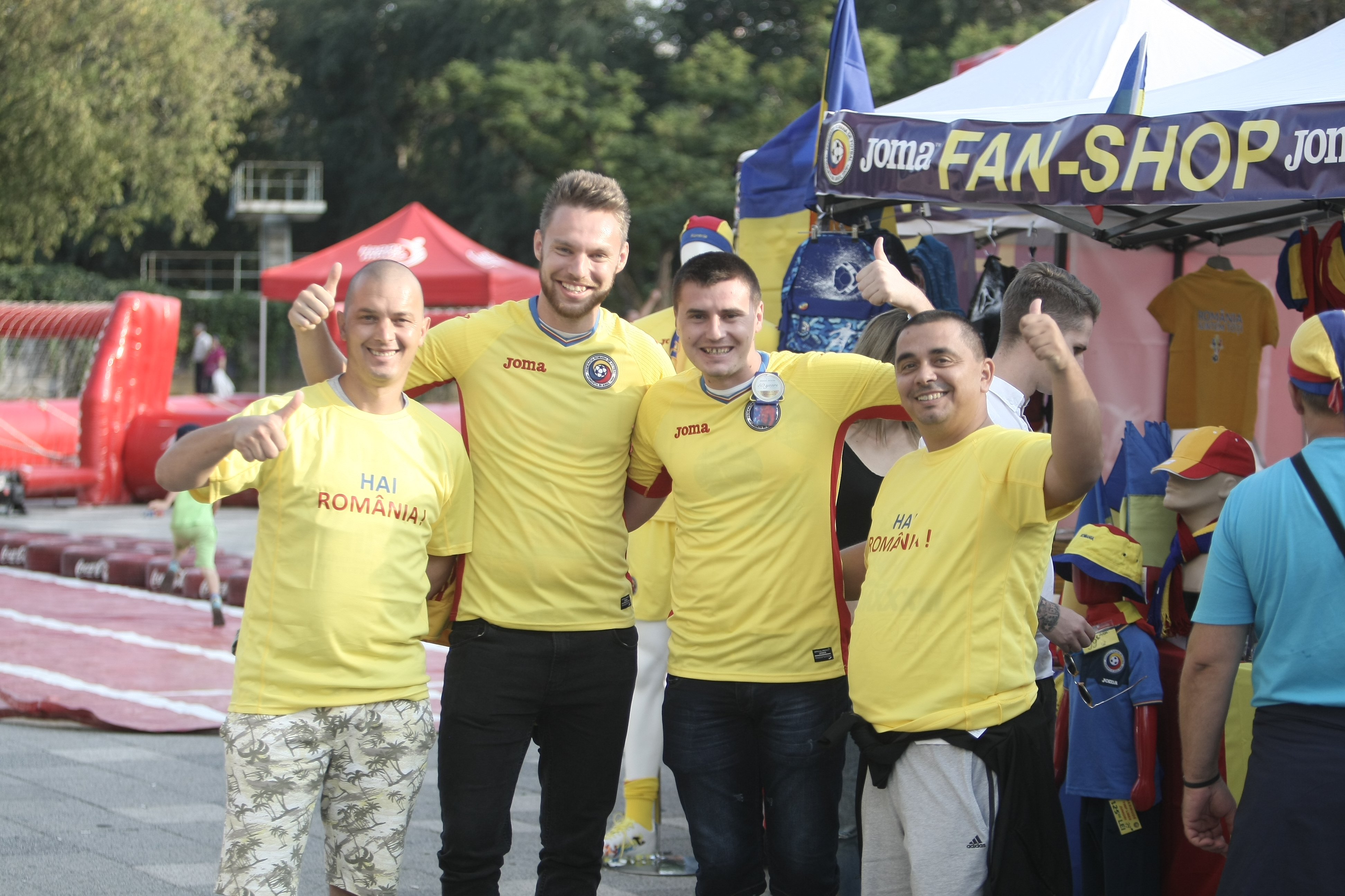România - Muntenegru (duminică, ora 21.45). Clujul este în galben! Fanii tricolorilor dau năvală la stadion. Sunt și suporteri ai oaspeților / GALERIE FOTO