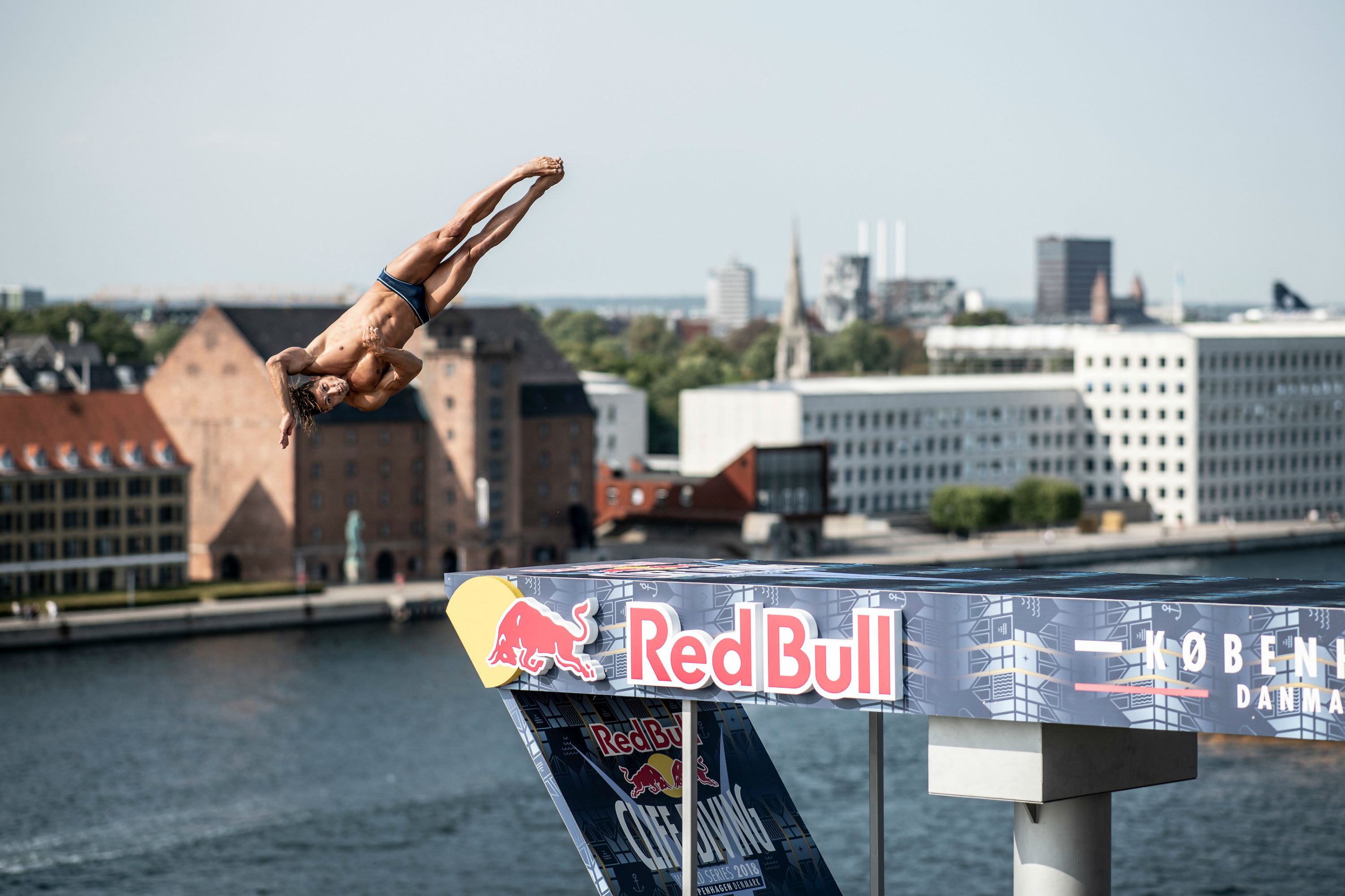 Constantin Popovici, primul român care va face un sezon complet în Red Bull Cliff Diving. S-a calificat și la Mondiale