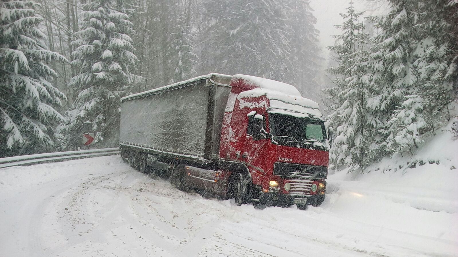 Trafic îngreunat in judetul Brasov din cauza ninsorii abundente. Cinci tiruri nu si-au mai putut continua drumul/FOTO&VIDEO