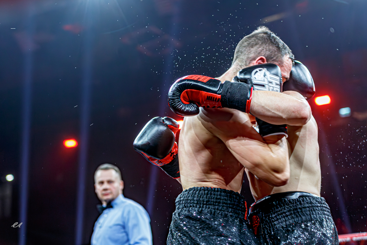 Pumni peste tot, lupte de putere și AK26: Retrăiește a patra noapte de nebunie pură din gala HELL Boxing Kings