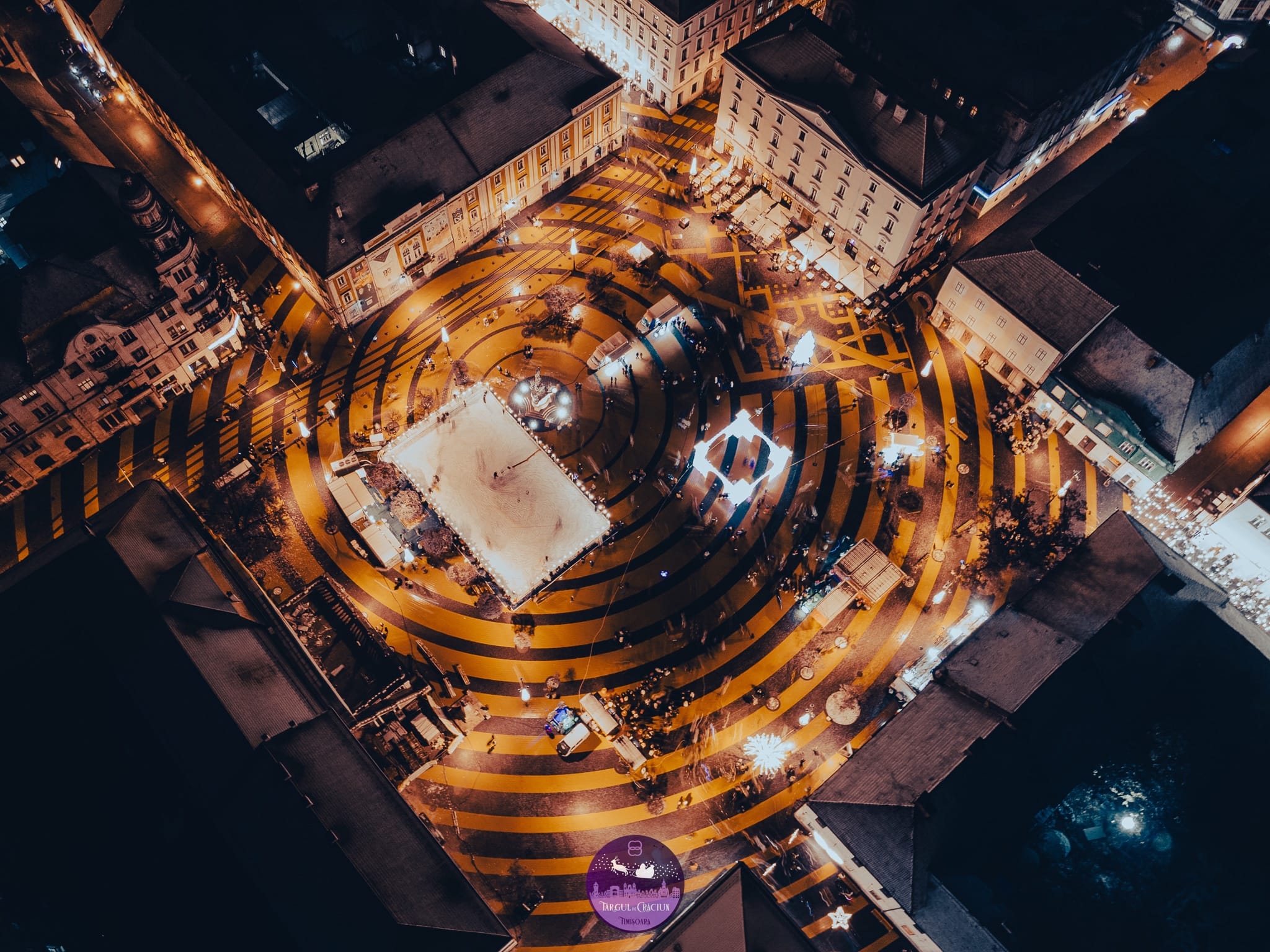 FOTO. Atmosferă de sărbătoare la târgul de Crăciun din Timişoara. Doar alegerea unui brad artificial nu a fost pe placul tuturor