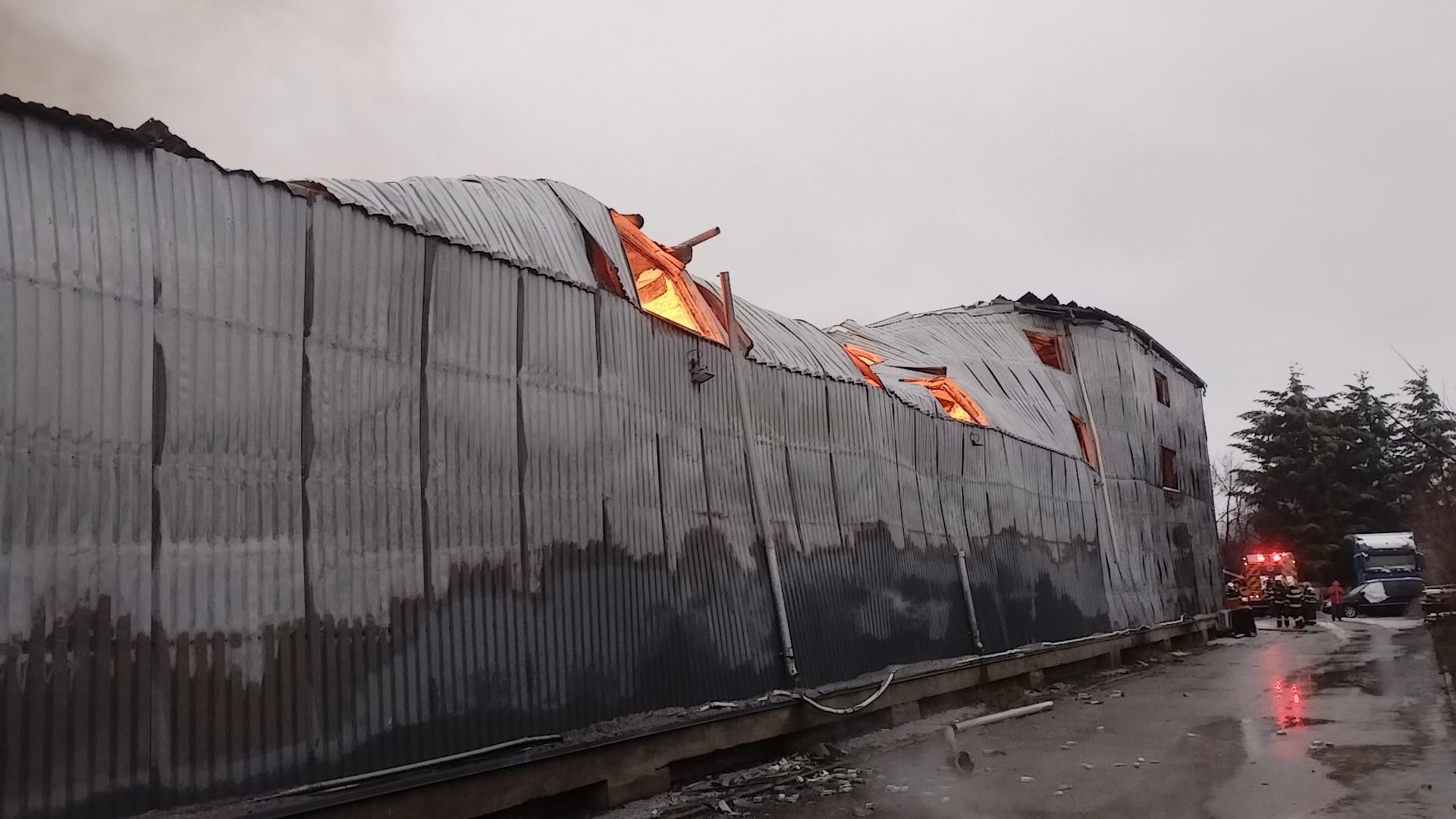 Incendiu puternic la un depozit din Voluntari. Zeci de persoane, evacuate dintr-un bloc din apropiere. A fost emis un mesaj RO-Alert